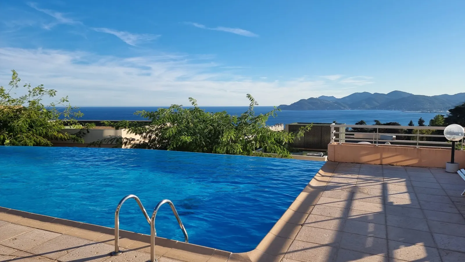 Blick von der Résidence Croix des Gardes über die Bucht von Cannes