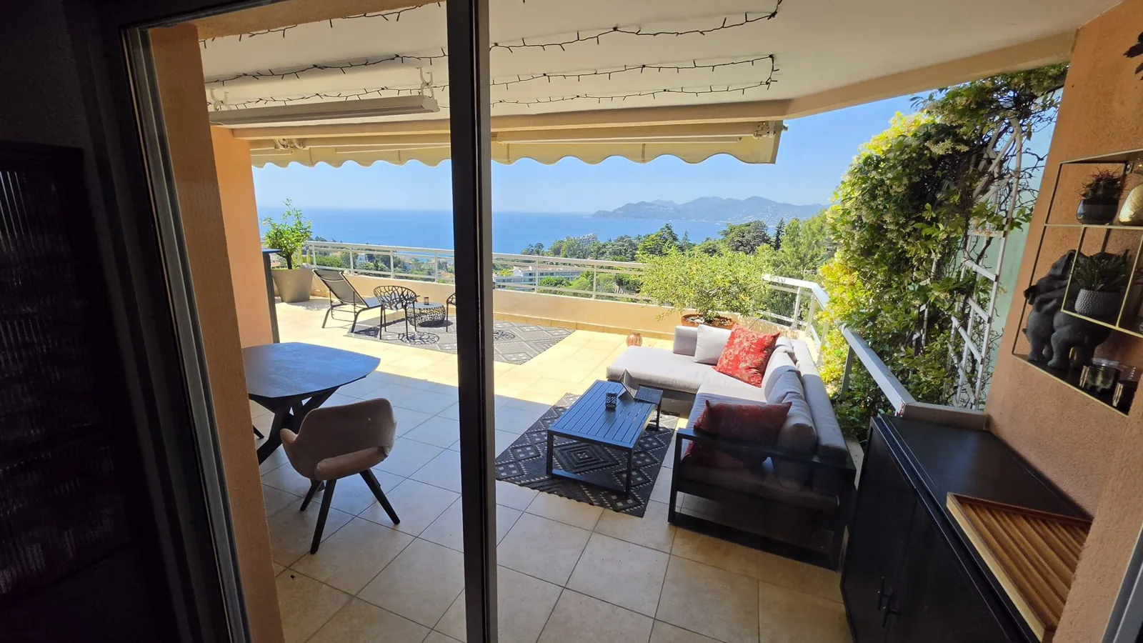SuperVue: Wohnbereich mit Terrasse