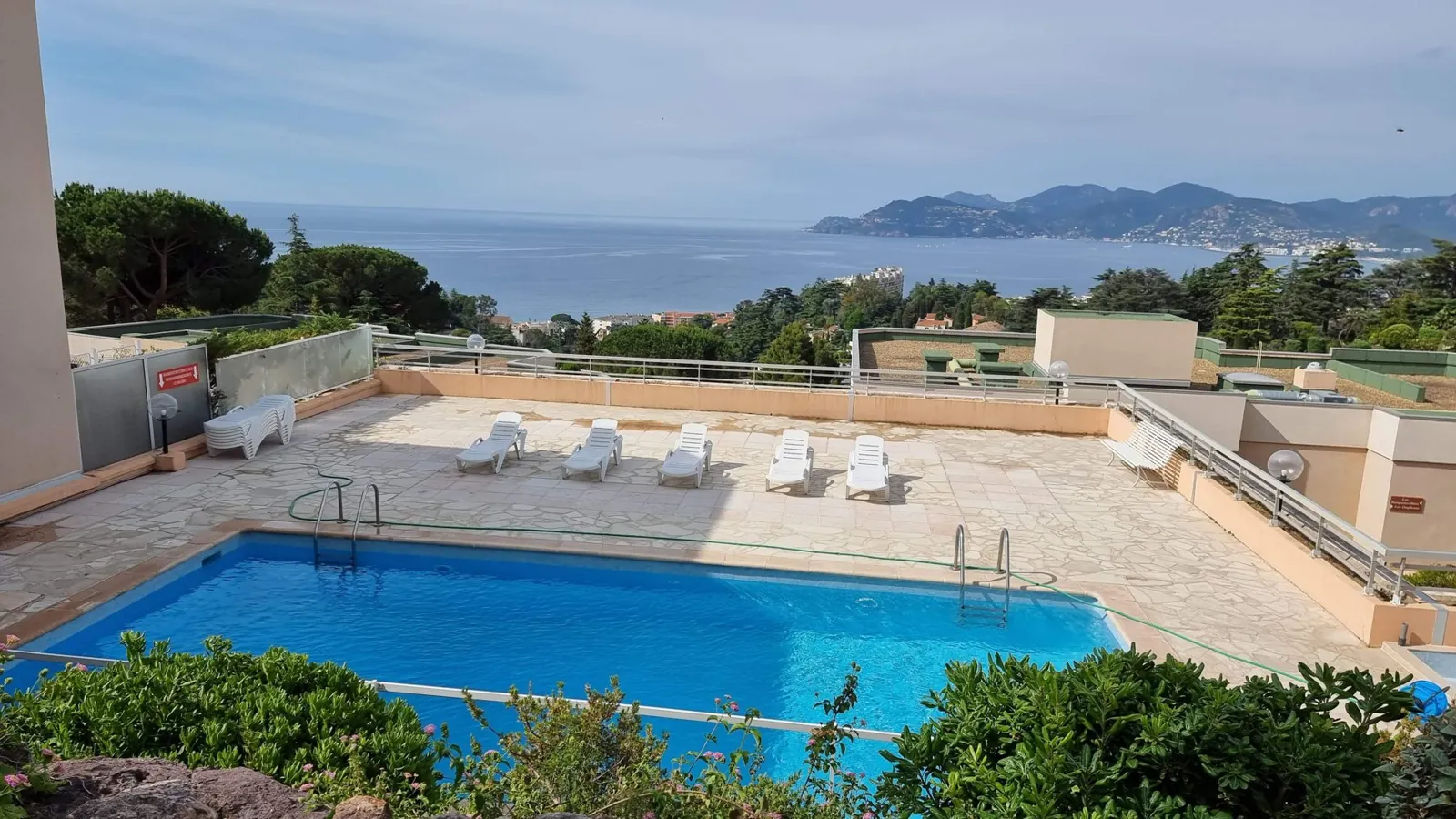 SuperVue: Unteres Schwimmbad der Résidence