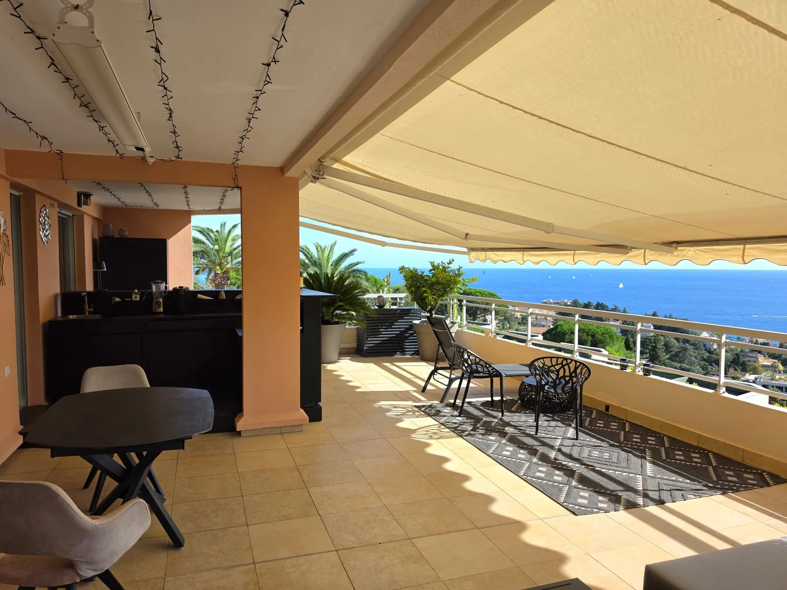 SuperVue: Terrasse mit Markise
